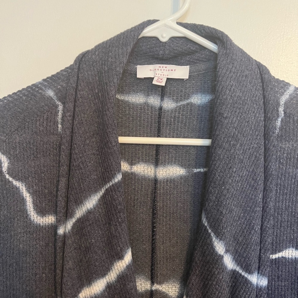 Open front women’s cardigan, gray with light blue stripes tie-dye style sweater